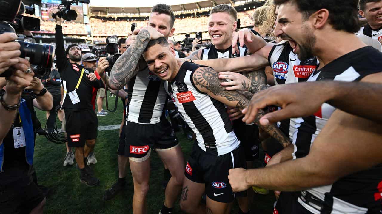 Collingwood teammates congratulate Bobby Hill.