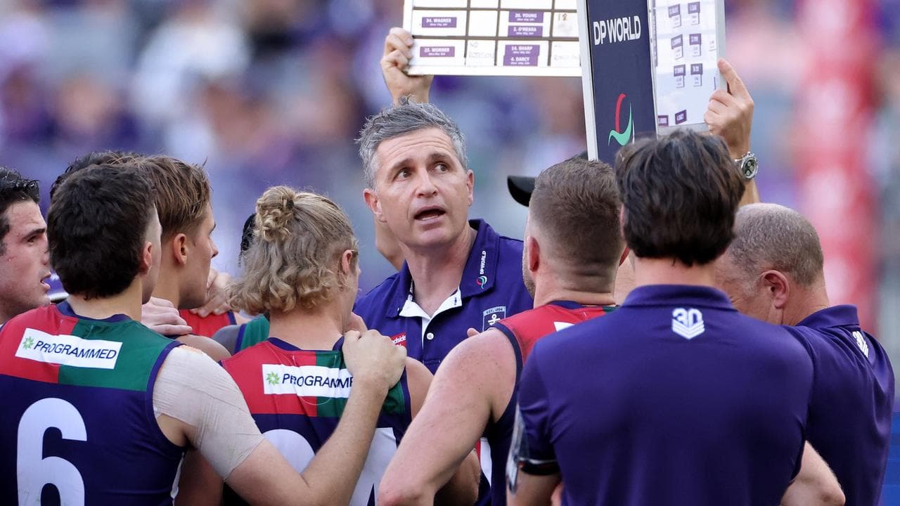 Fremantle coach Justin Longmuir (centre).