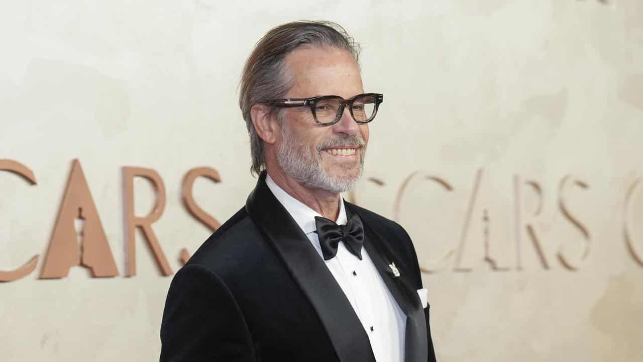 Guy Pearce arrives at the Oscars