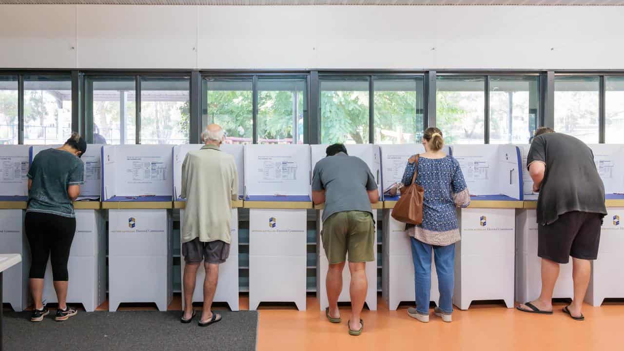 People voting