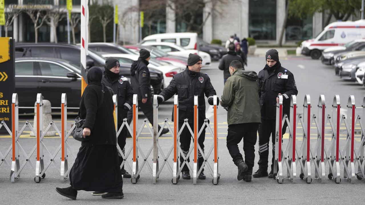 Police cordon off the area around Istanbul City Hall 