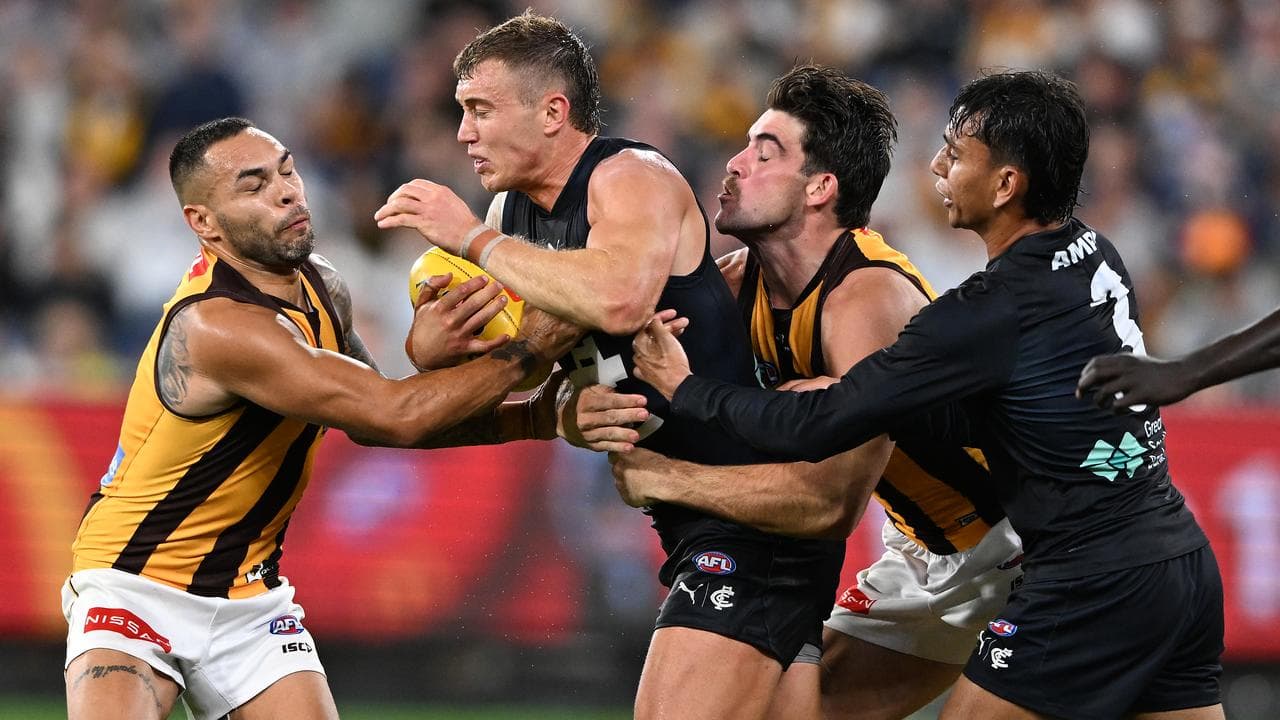 Carlton's Patrick Cripps (second left)
