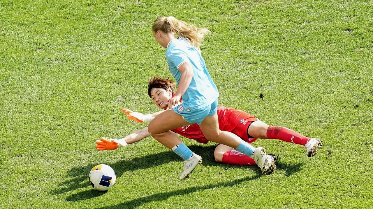 Holly McNamara is fouled by Tsai Ming-jung.