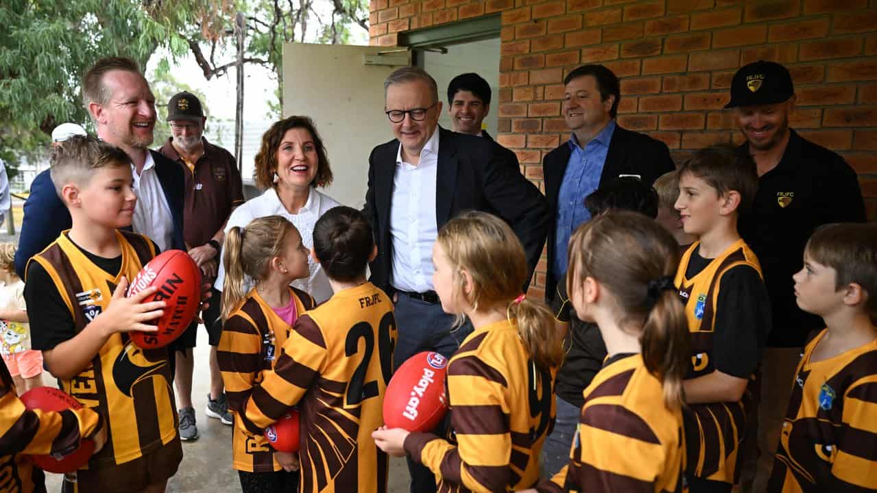 Prime Minister Anthony Albanese meets junior footballers