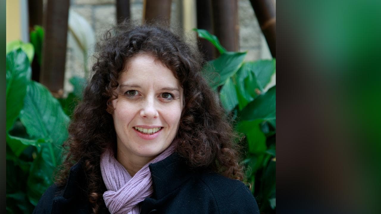 Dr Elvina Viennet