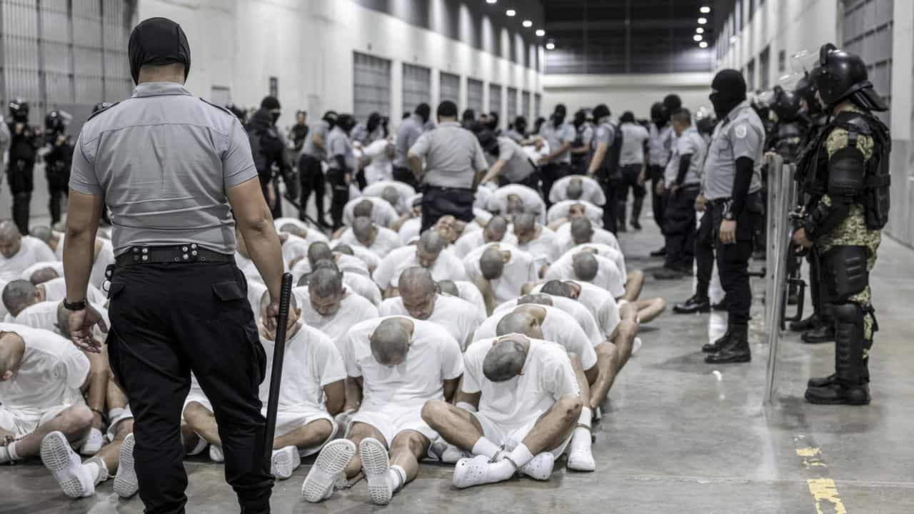 Prison guards transfer deportees from the US