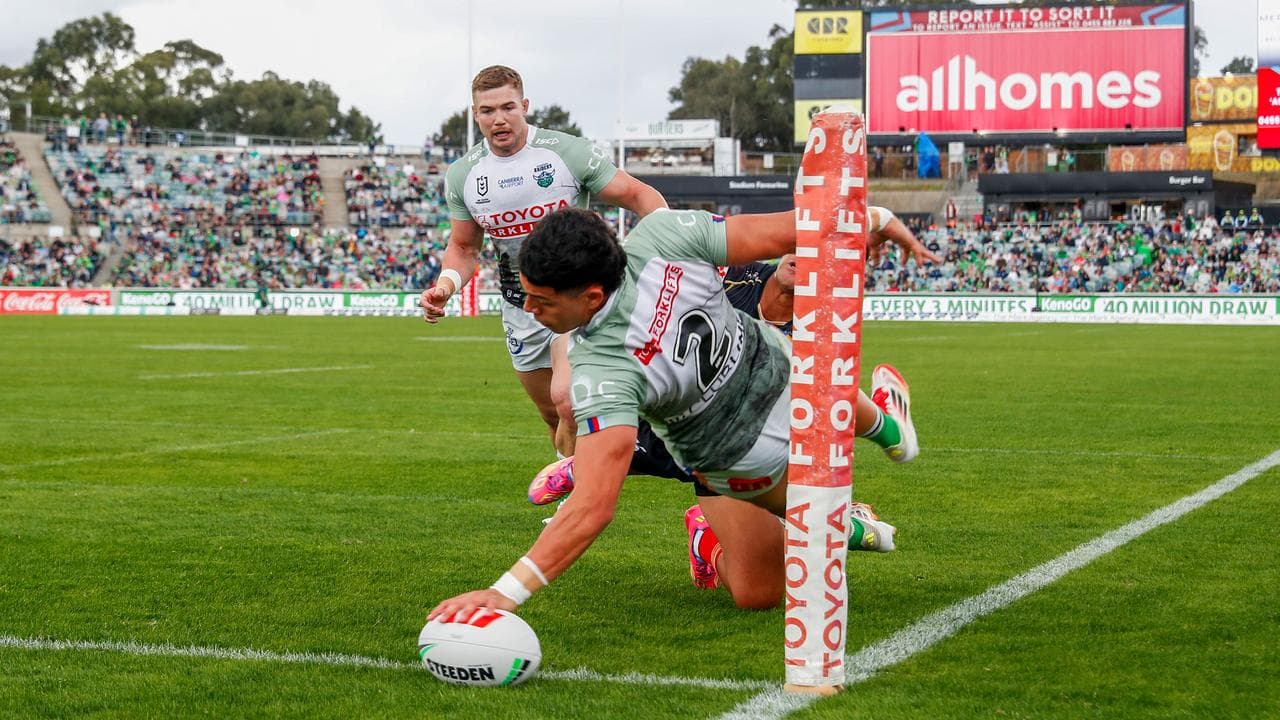 Savelio Tamale scores a try.