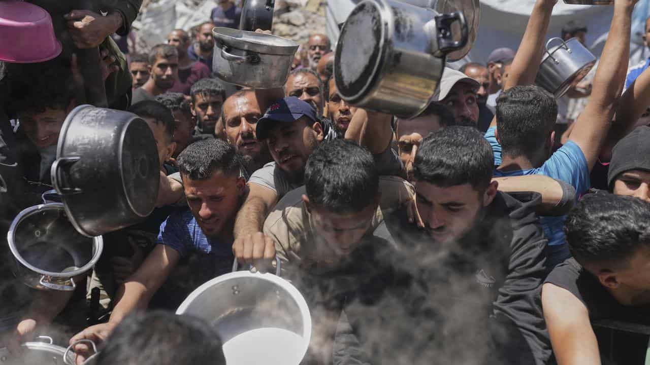 Palestinians receive donated food