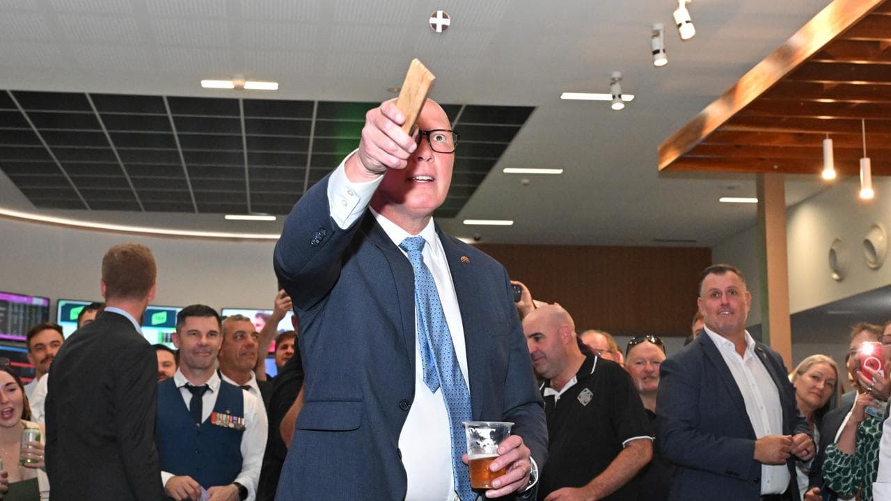 Peter Dutton plays two up at the Townsville RSL
