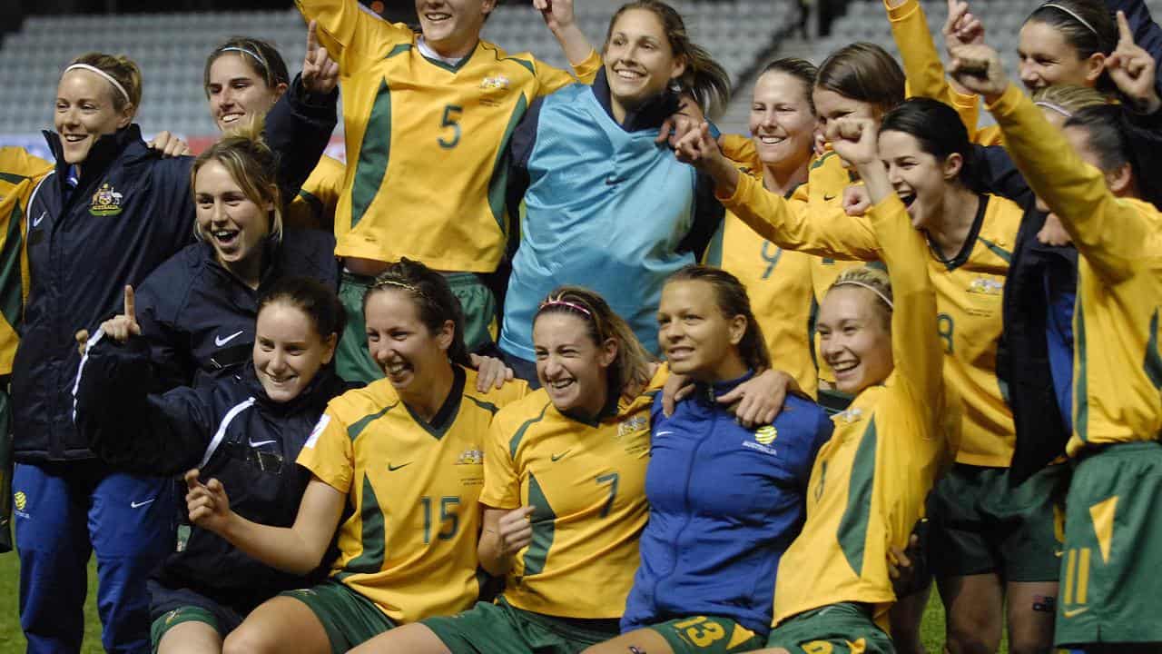 Sarah Walsh (No.9, arm up)