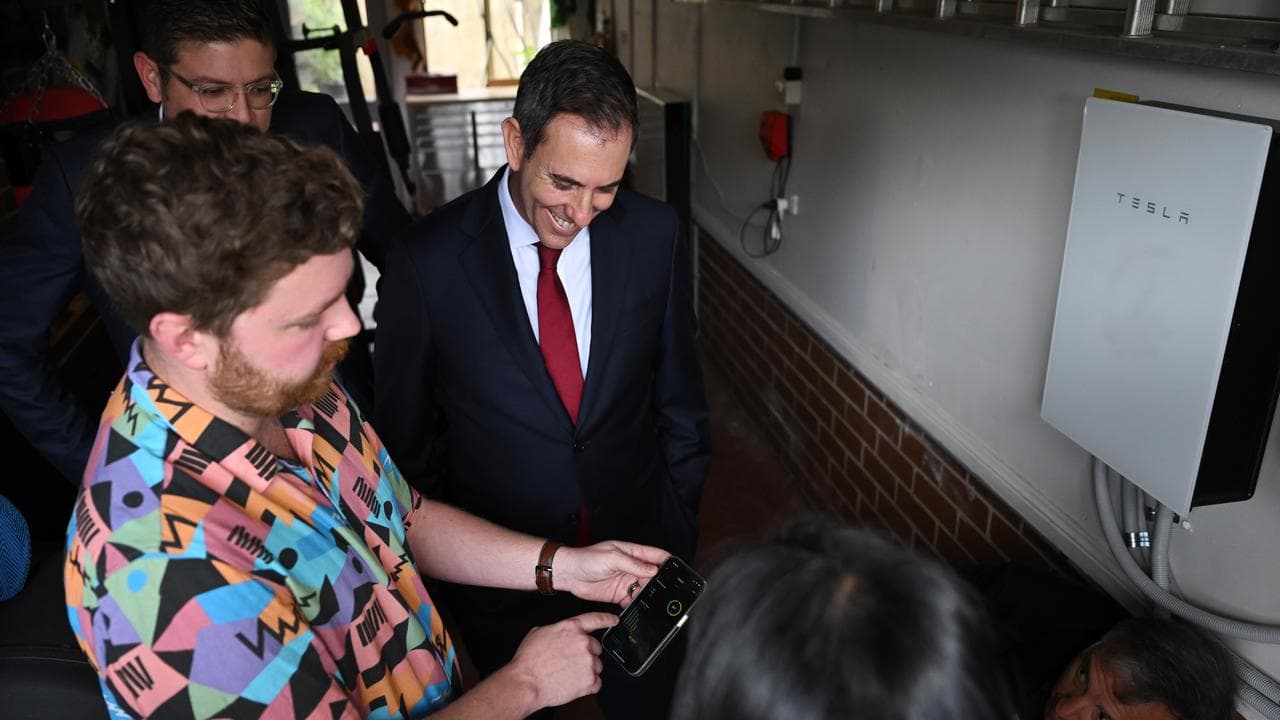 Treasurer Jim Chalmers chats to a homeowner with a solar power battery