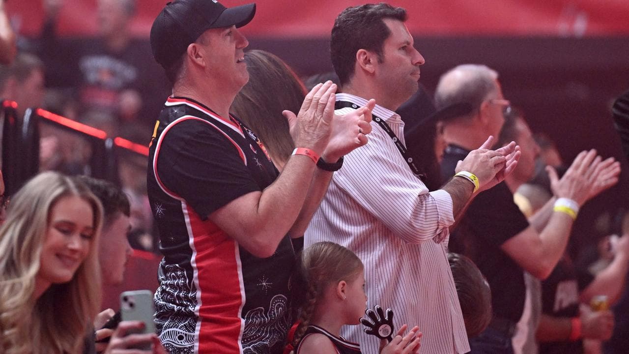 Illawarra Hawks owner Jared Novelly (centre)