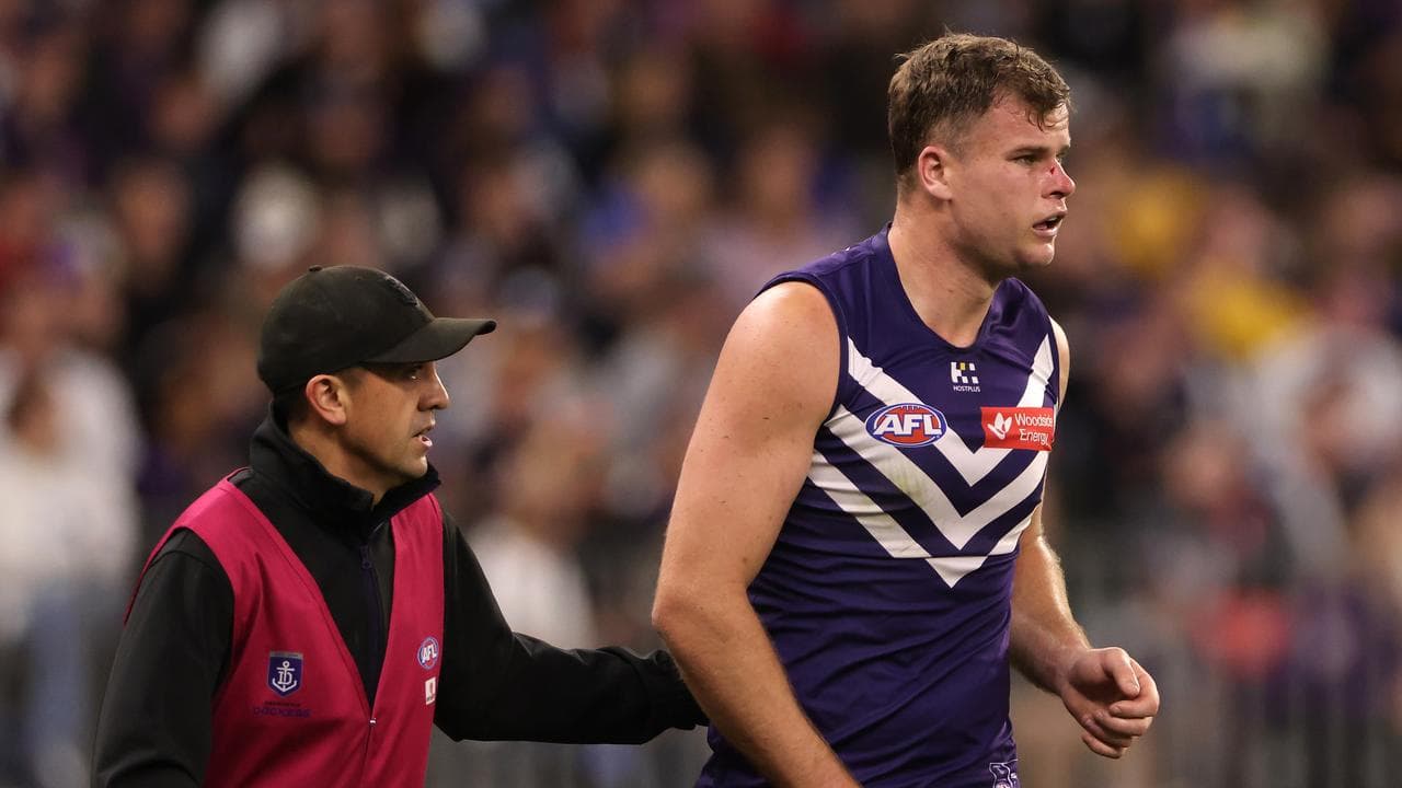 Sean Darcy of the Dockers leaves