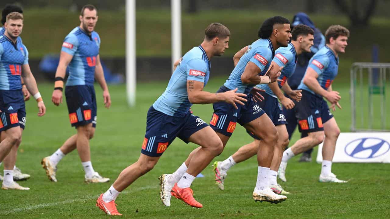 Zac Lomax (centre)