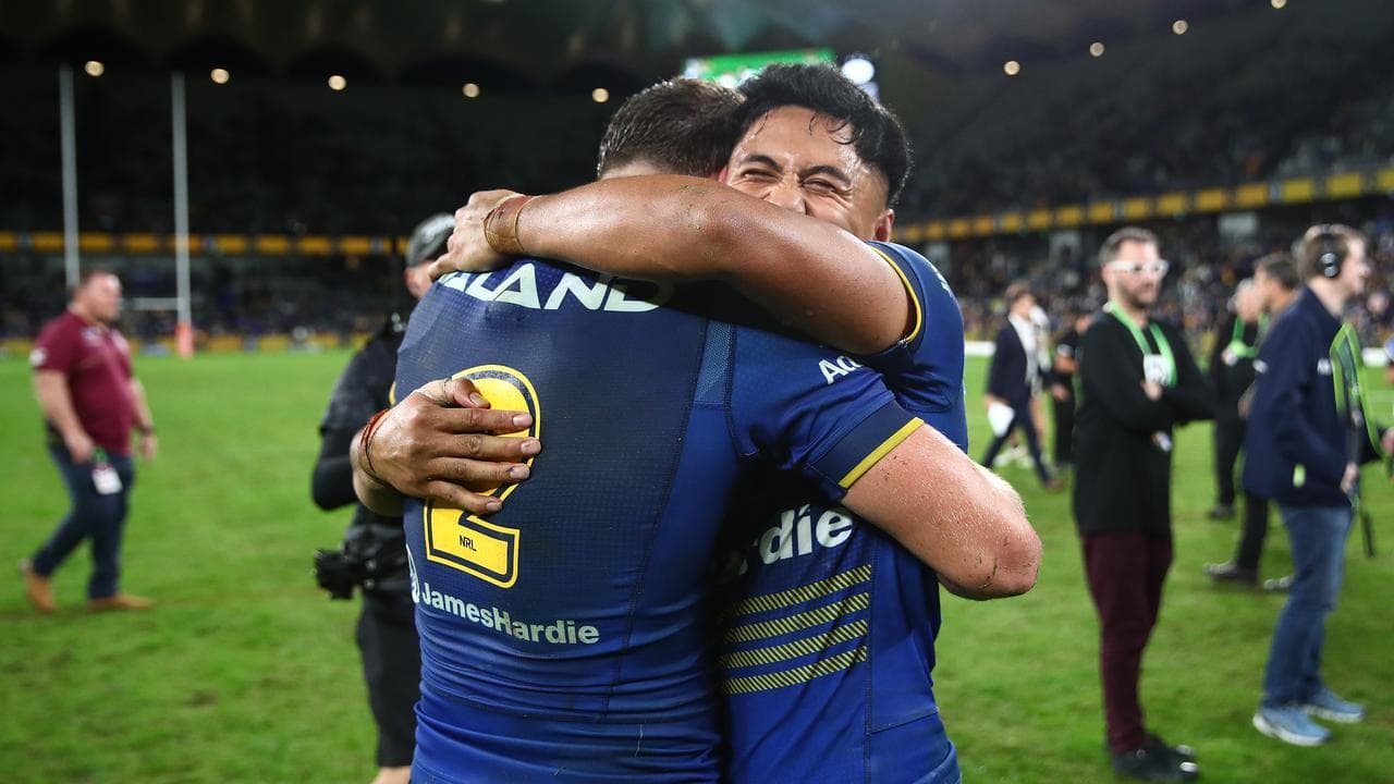 Joash Papalii (right) celebrates with Sean Russell.