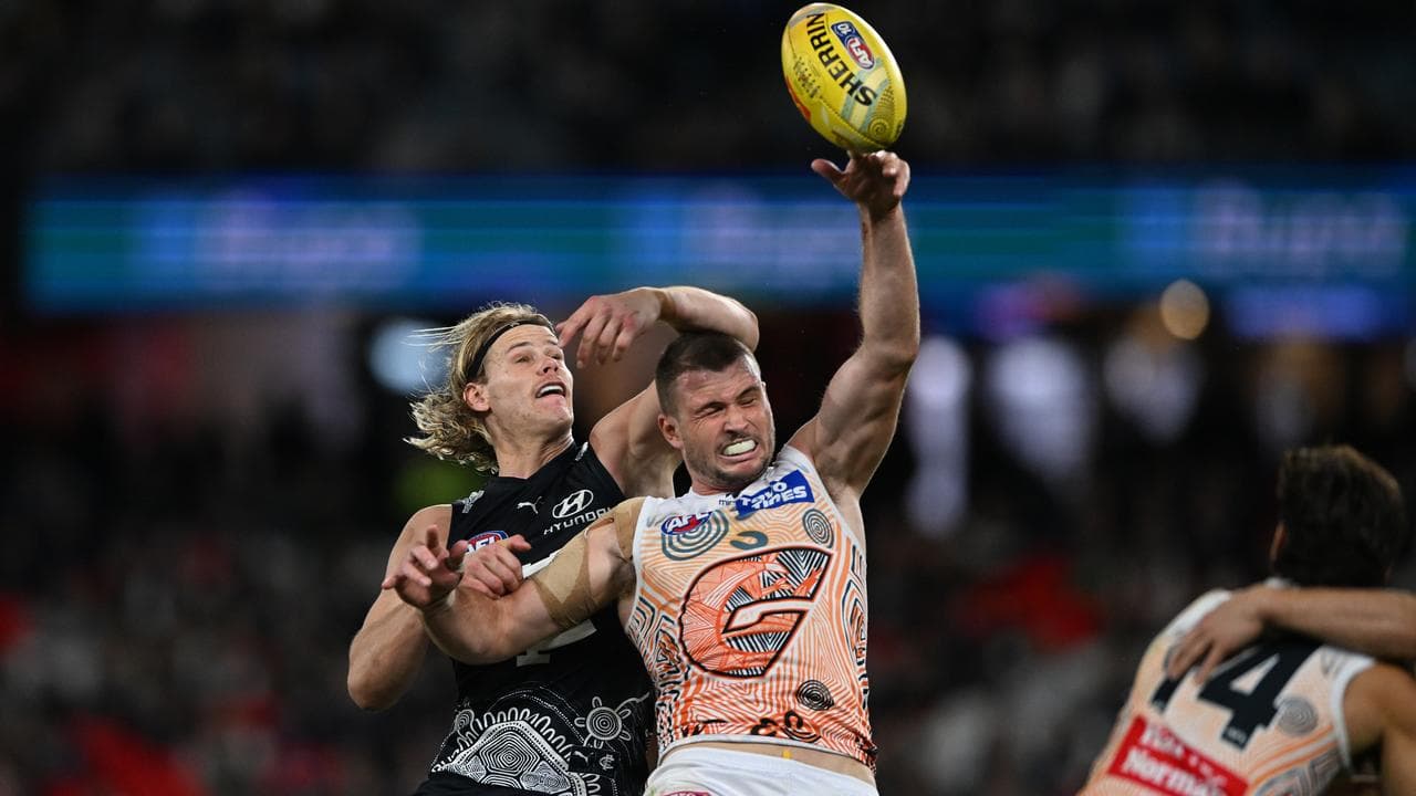 Tom de Koning of Carlton and Kieren Briggs of the Giants