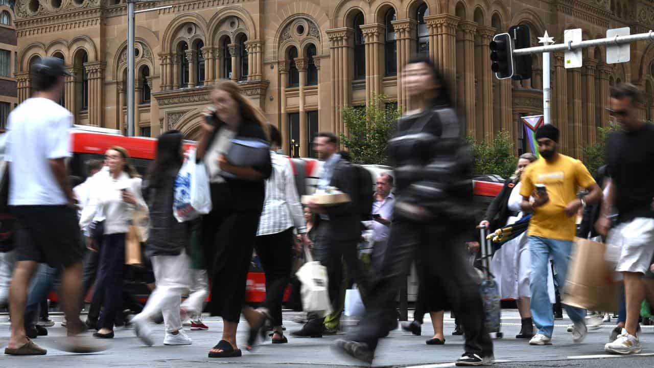 Workers and shoppers in Sydney's CBD