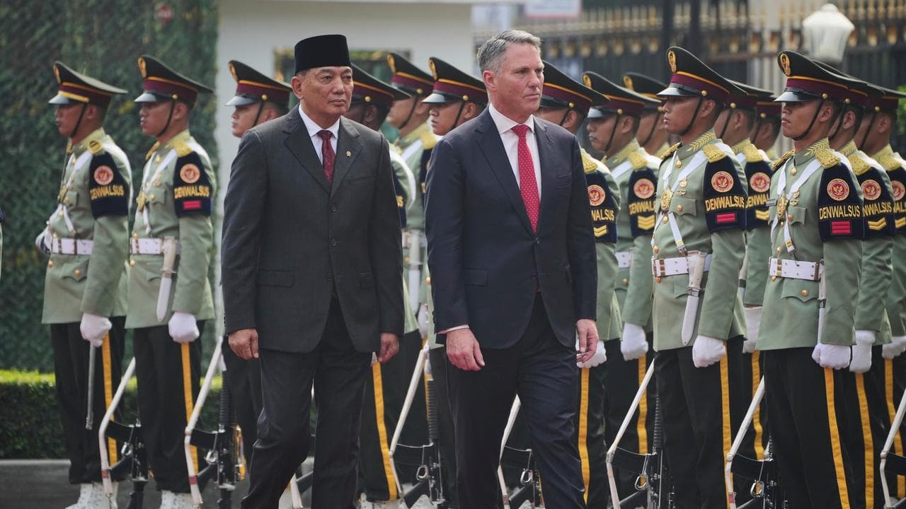 Richard Marles and Sjafrie Sjamsoeddin during a welcoming ceremony