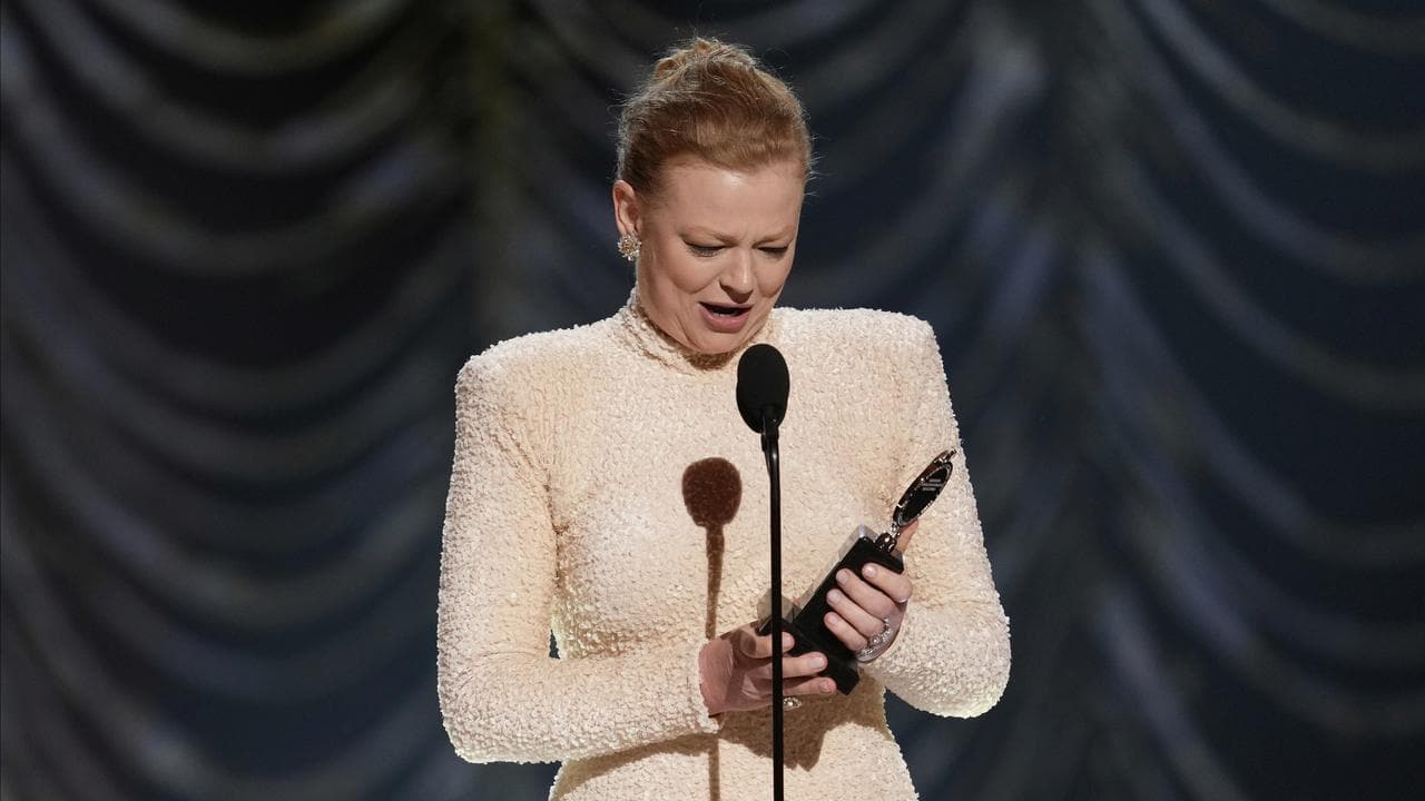 Sarah Snook accepts the Tony Award