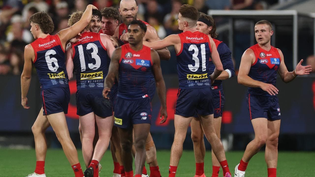 Kysiah Pickett (centre)