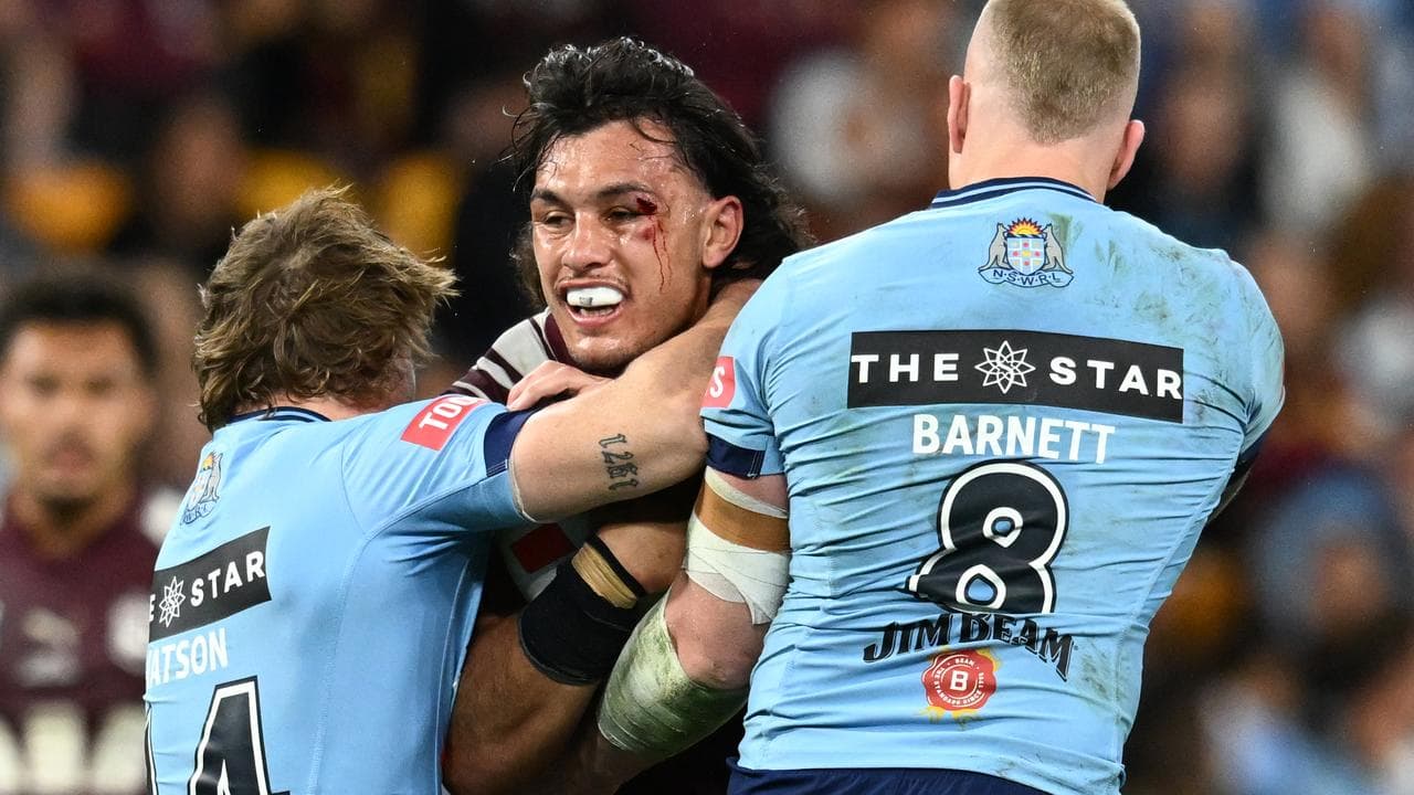 Tino Fa'asuamaleaui (centre)