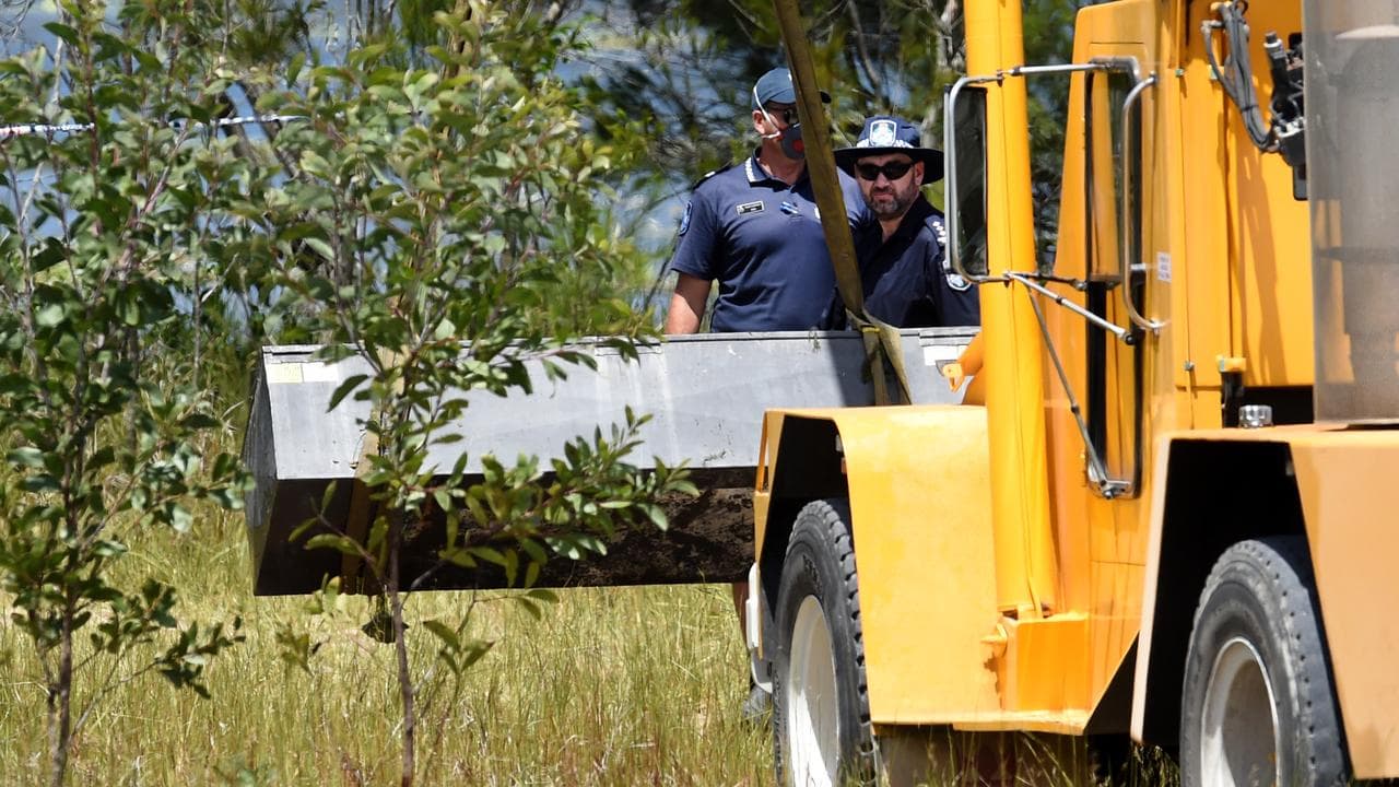 Police retrieving the toolbox (file)