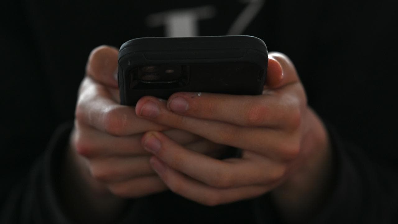 Teenager with mobile phone (file)