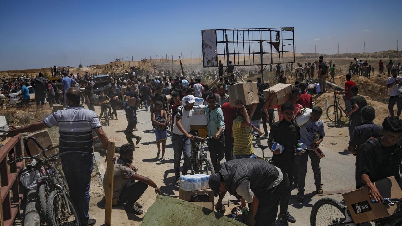 Palestinians receive aid