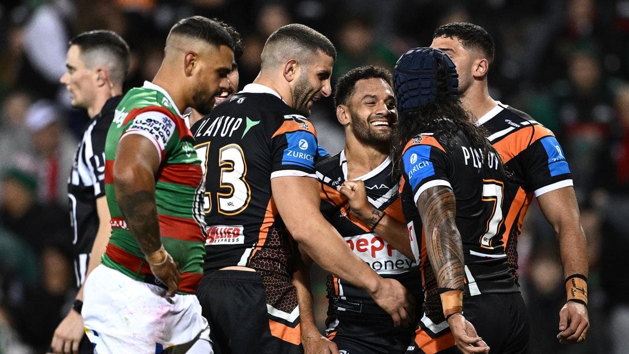 Api Koroisau of the Tigers (centre)