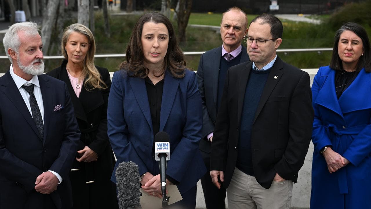 AMA President Dr Danielle McMullen (centre)