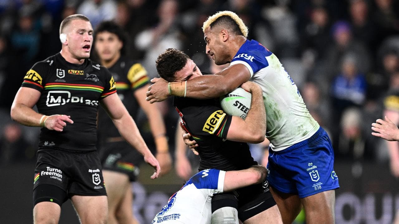 (L-R) Nathan Cleary and Viliame Kikau.