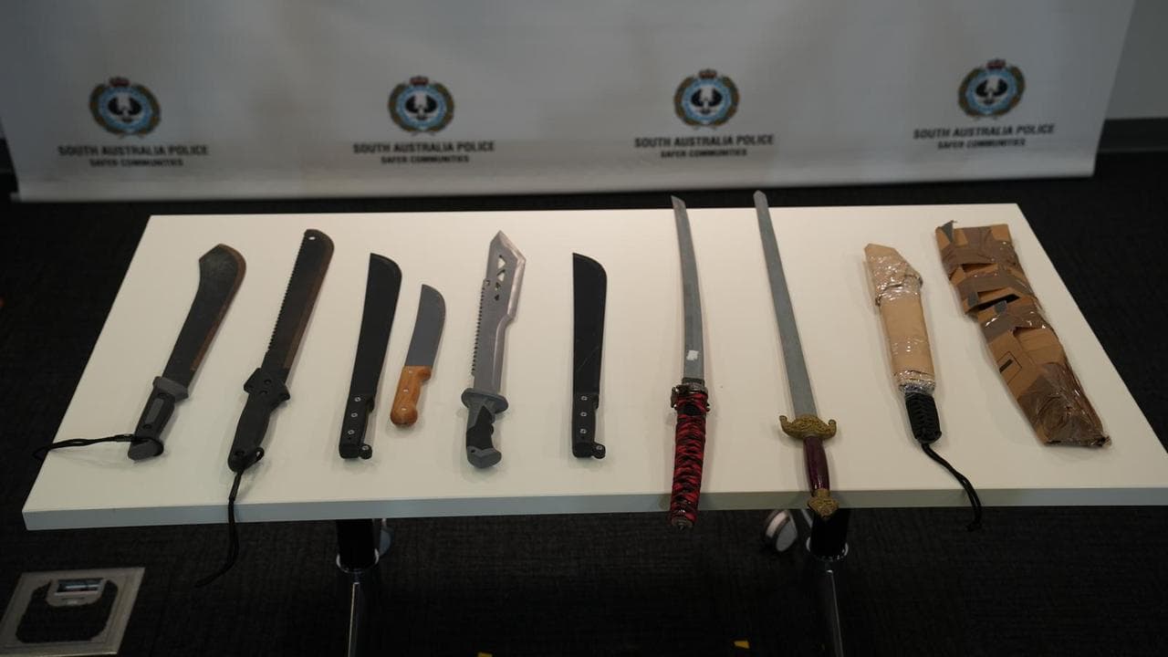 knives stock