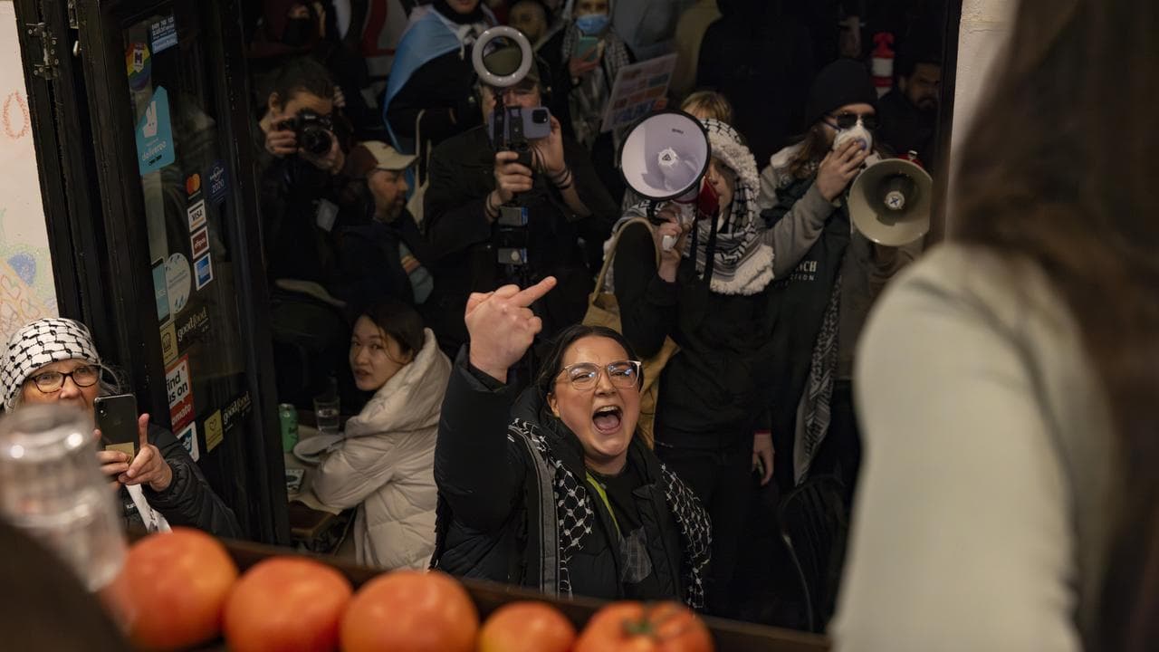Anti-Israeli protesters outside Israeli restaurant Miznon