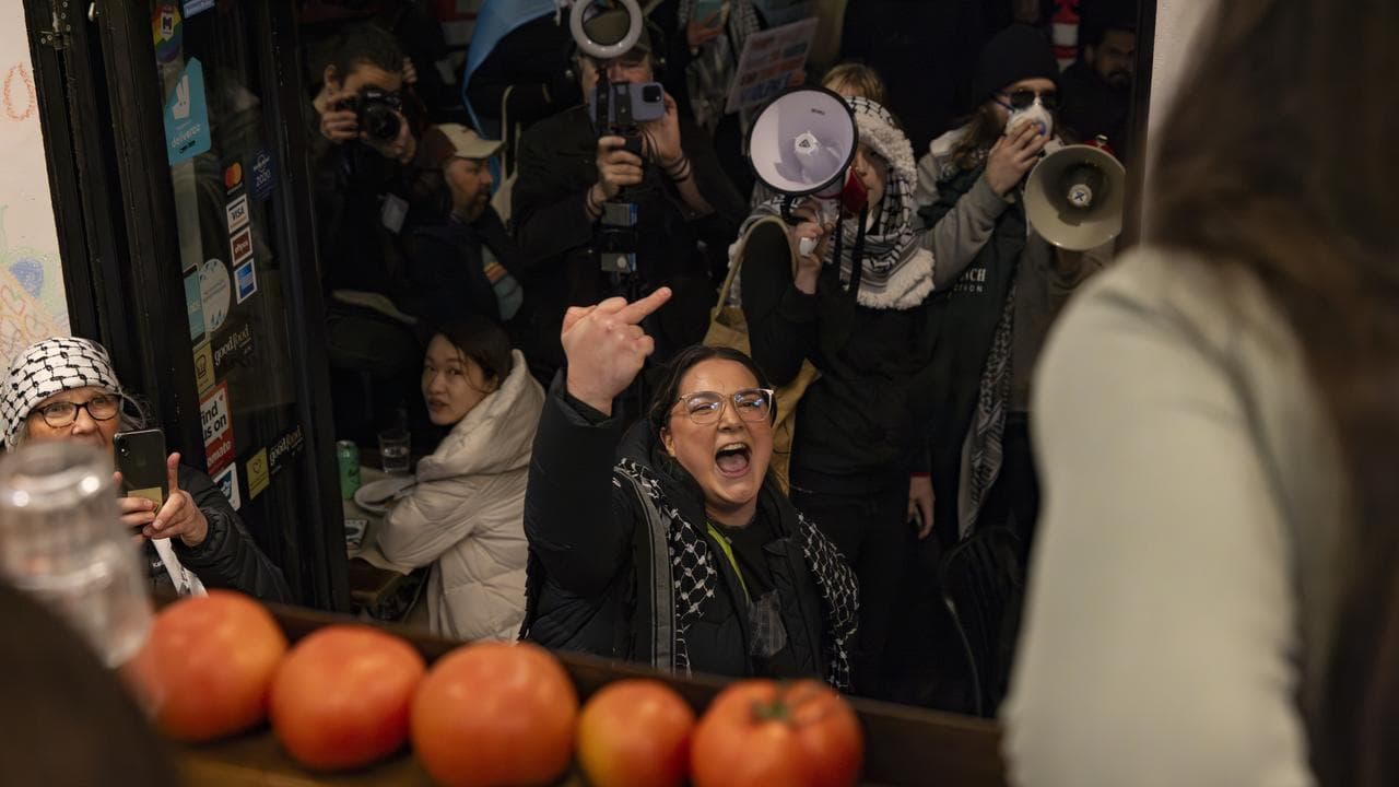 Anti-Israeli protesters outside Israeli restaurant Miznon