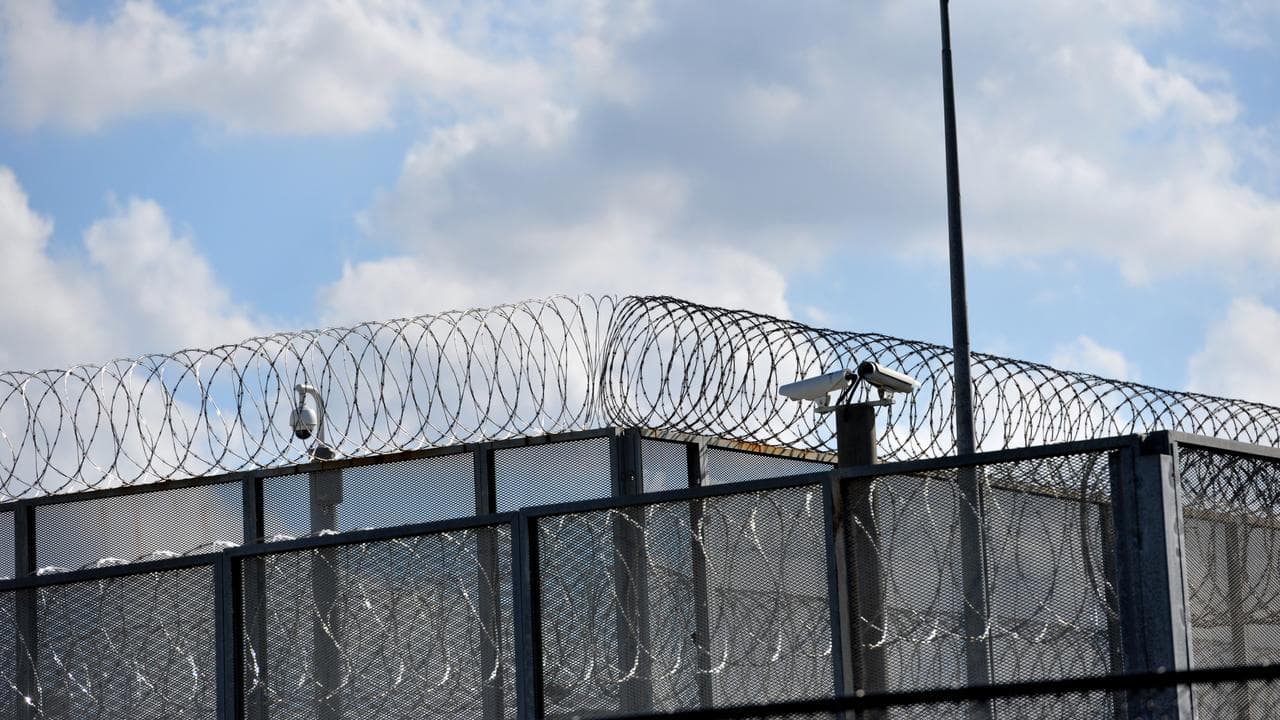 Jail fence (file)