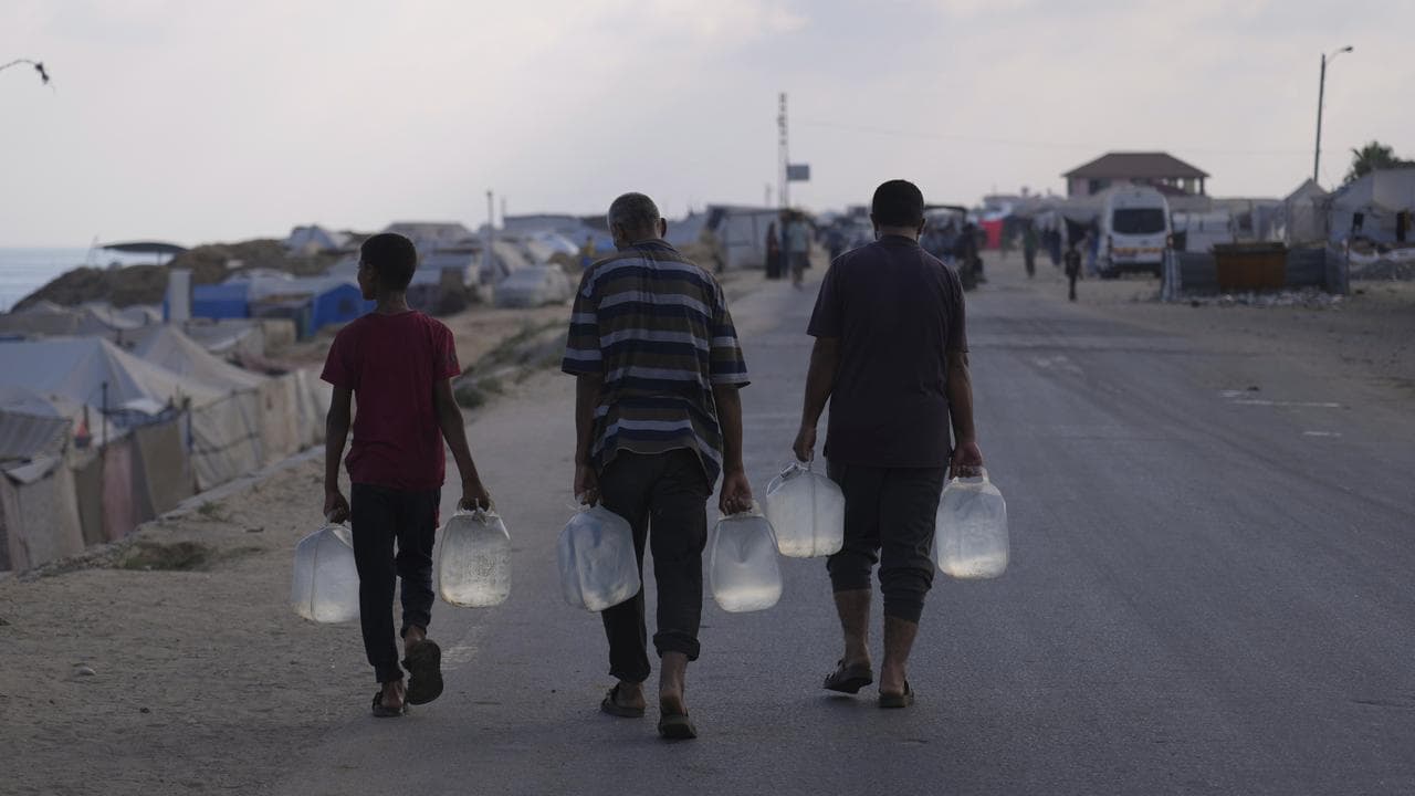 People carrying water in Gaza