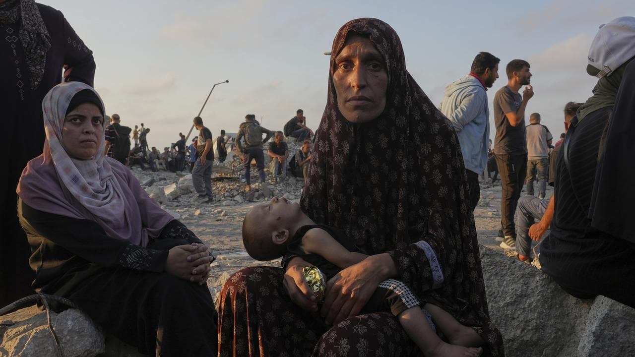 Gazans wait for humanitarian aid to arrive