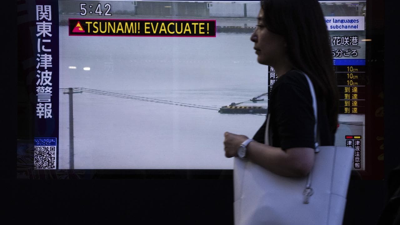 TV screen displaying a tsunami warning in Tokyo