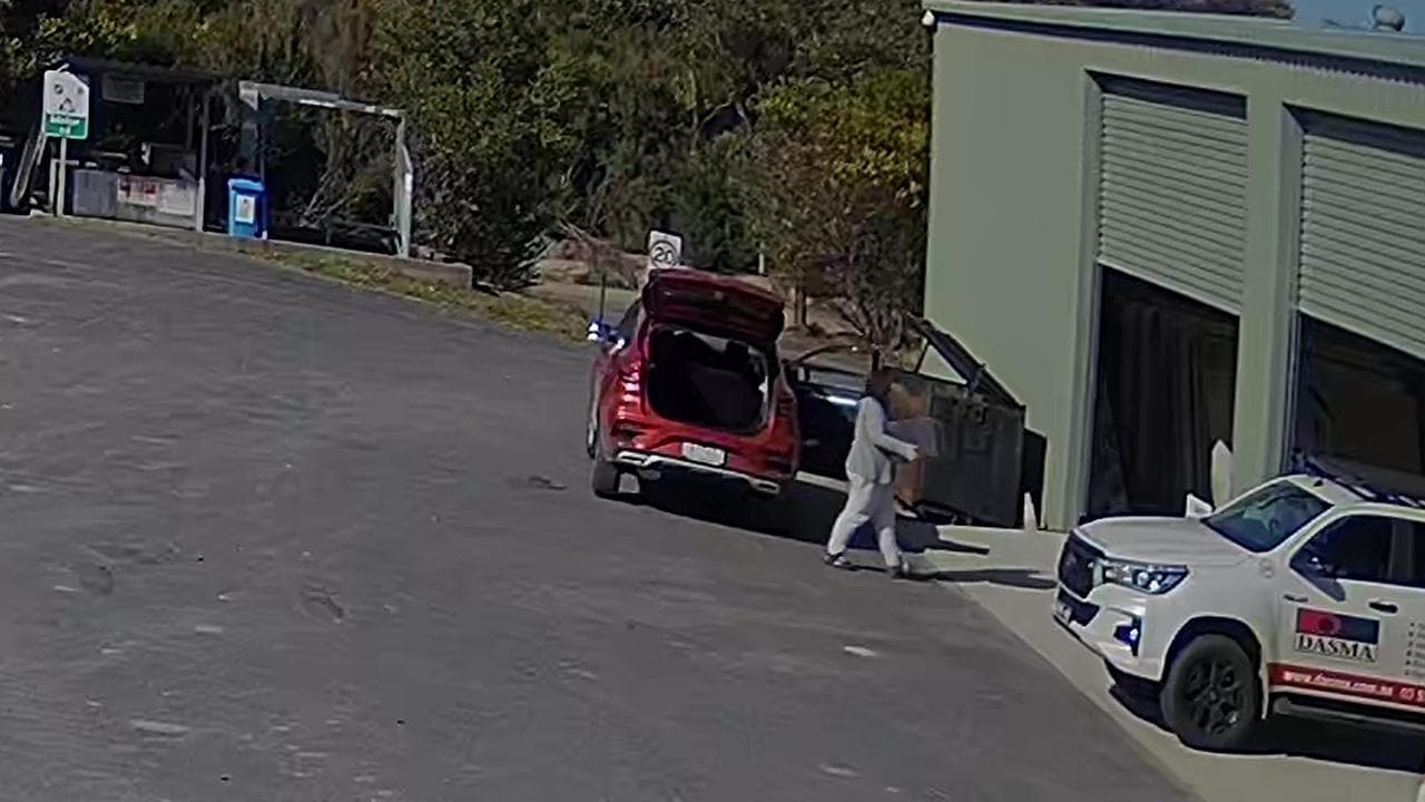 Erin Patterson dumping a dehydrator (file)