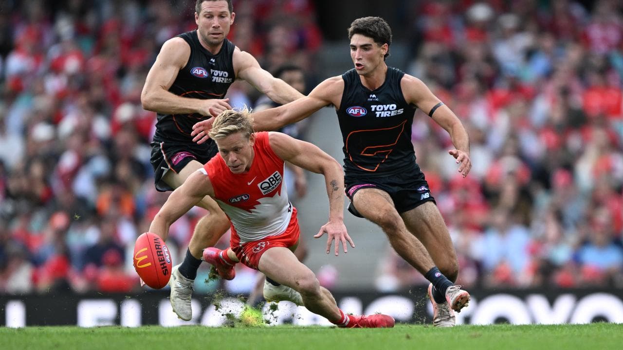 The Giants' Joe Fonti (right) prepares to pounce.