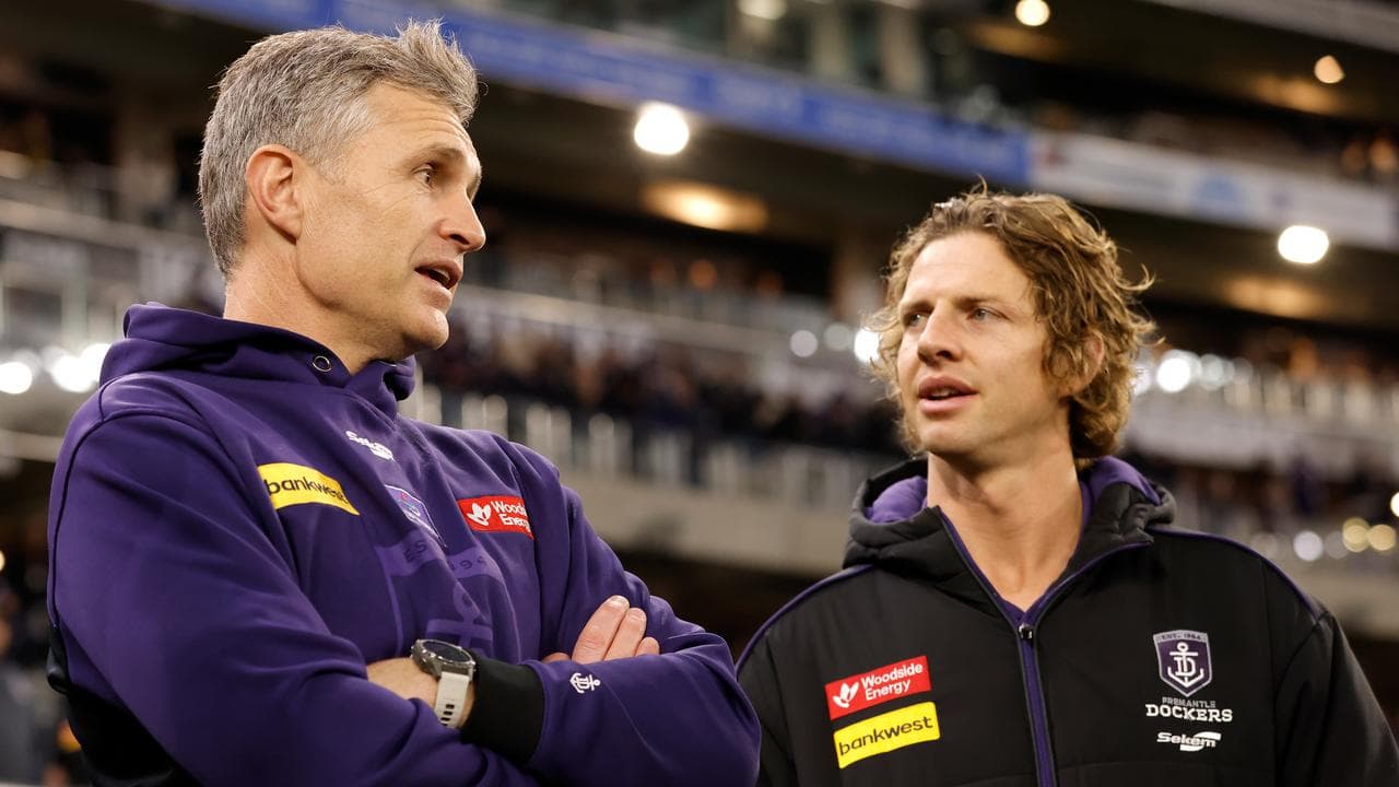 Coach Justin Longmuir chats with Nat Fyfe,