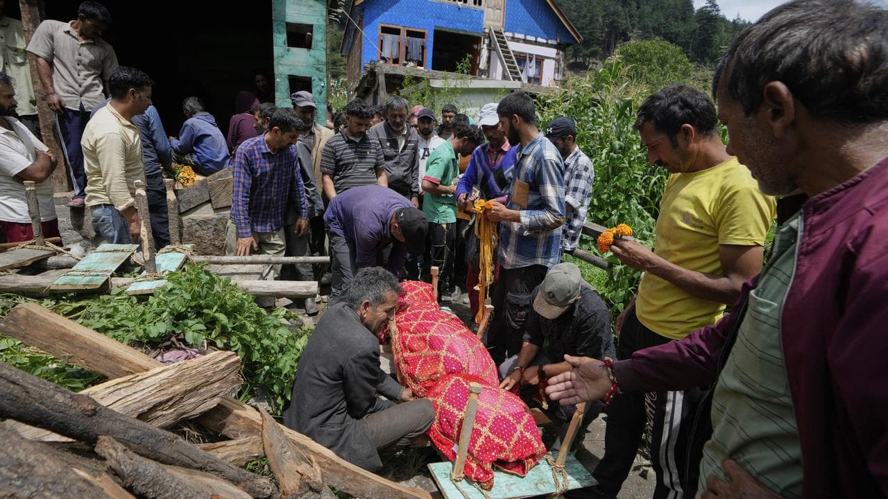 Villagers perform last rites of a flood victim in Chositi