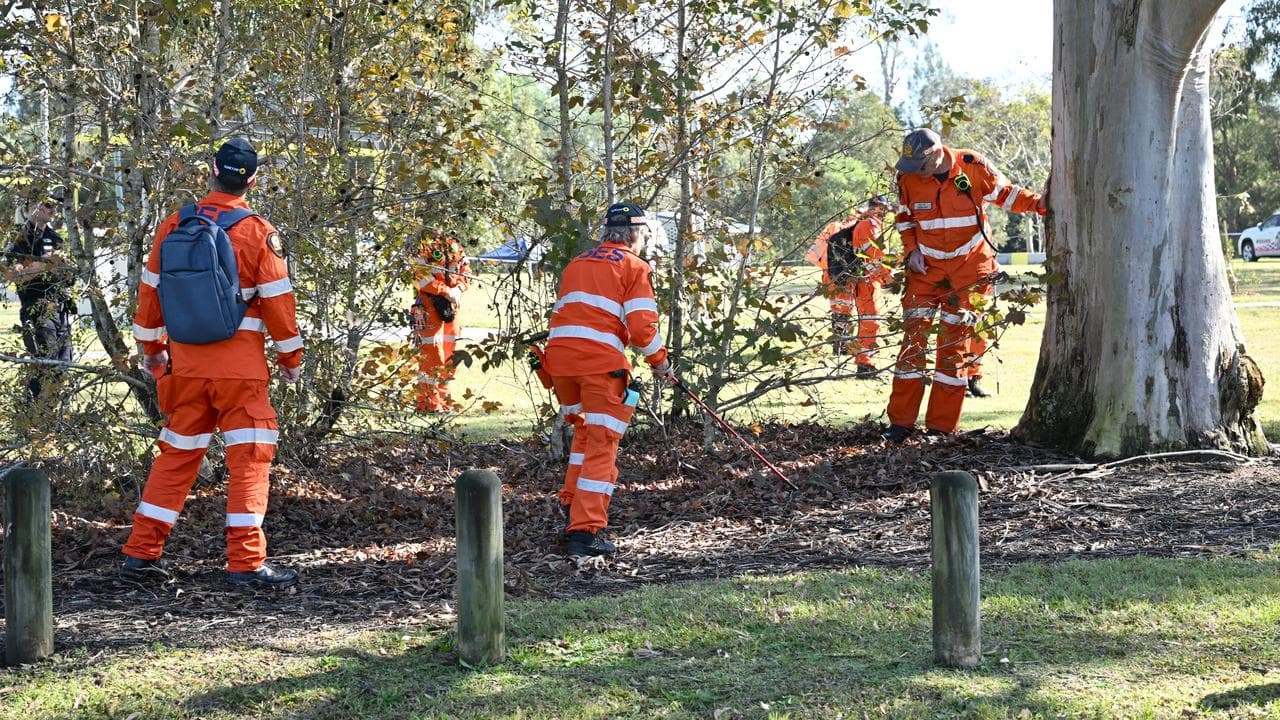 SES volunteers searching for evidence (file image)