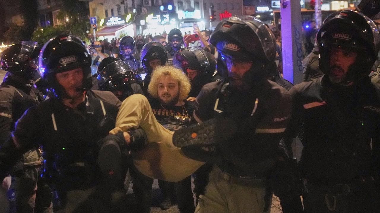 Police and protesters in Tel Aviv 