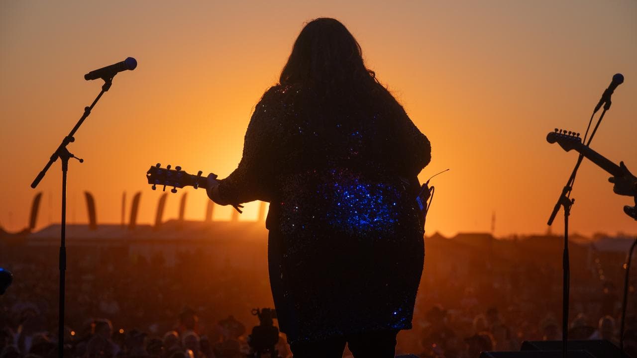 Guitarist and vocalist Aimee at Mundi Mundi