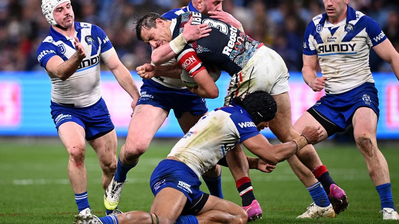 Billy Smith (centre)