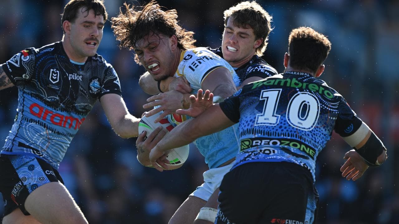 Tino Fa'asuamaleaui (centre)