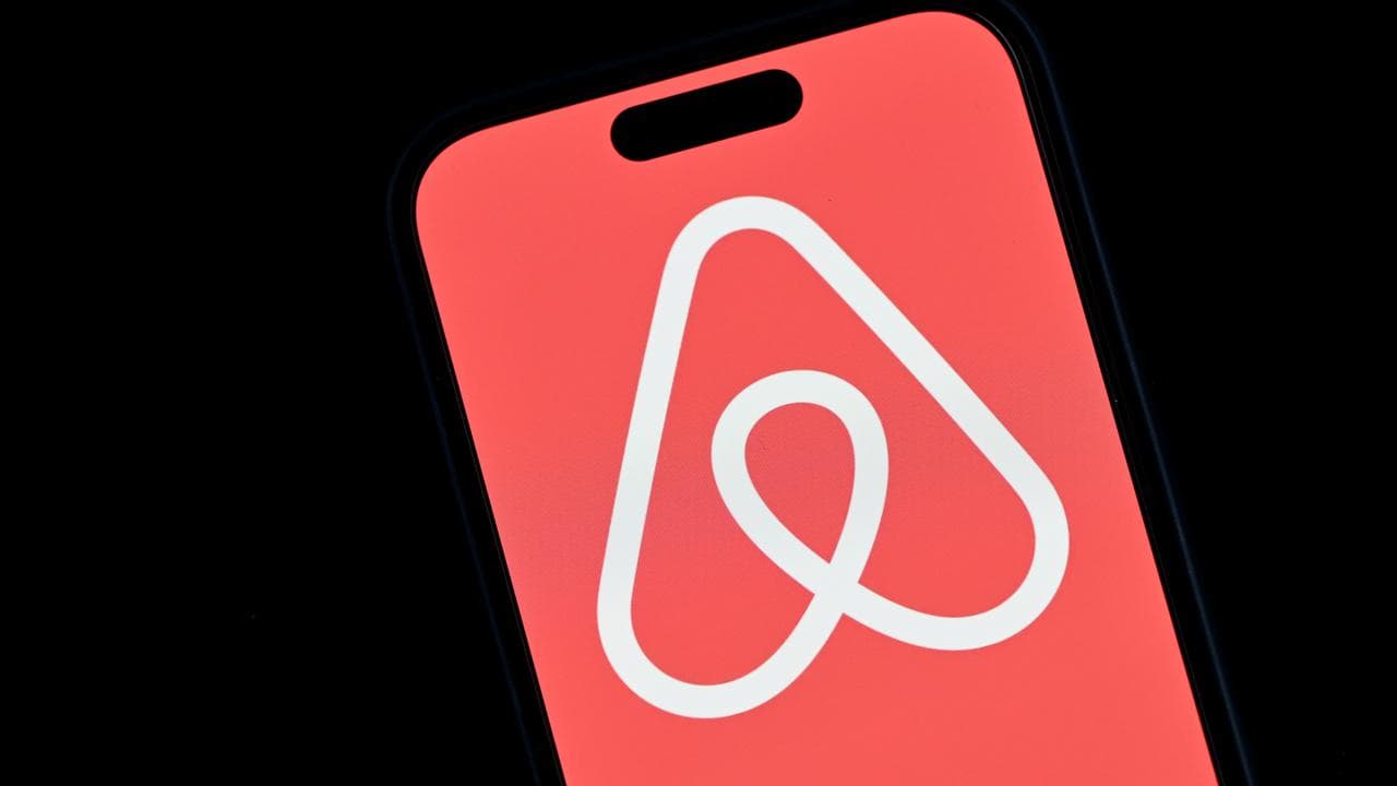 Airbnb logo (file)