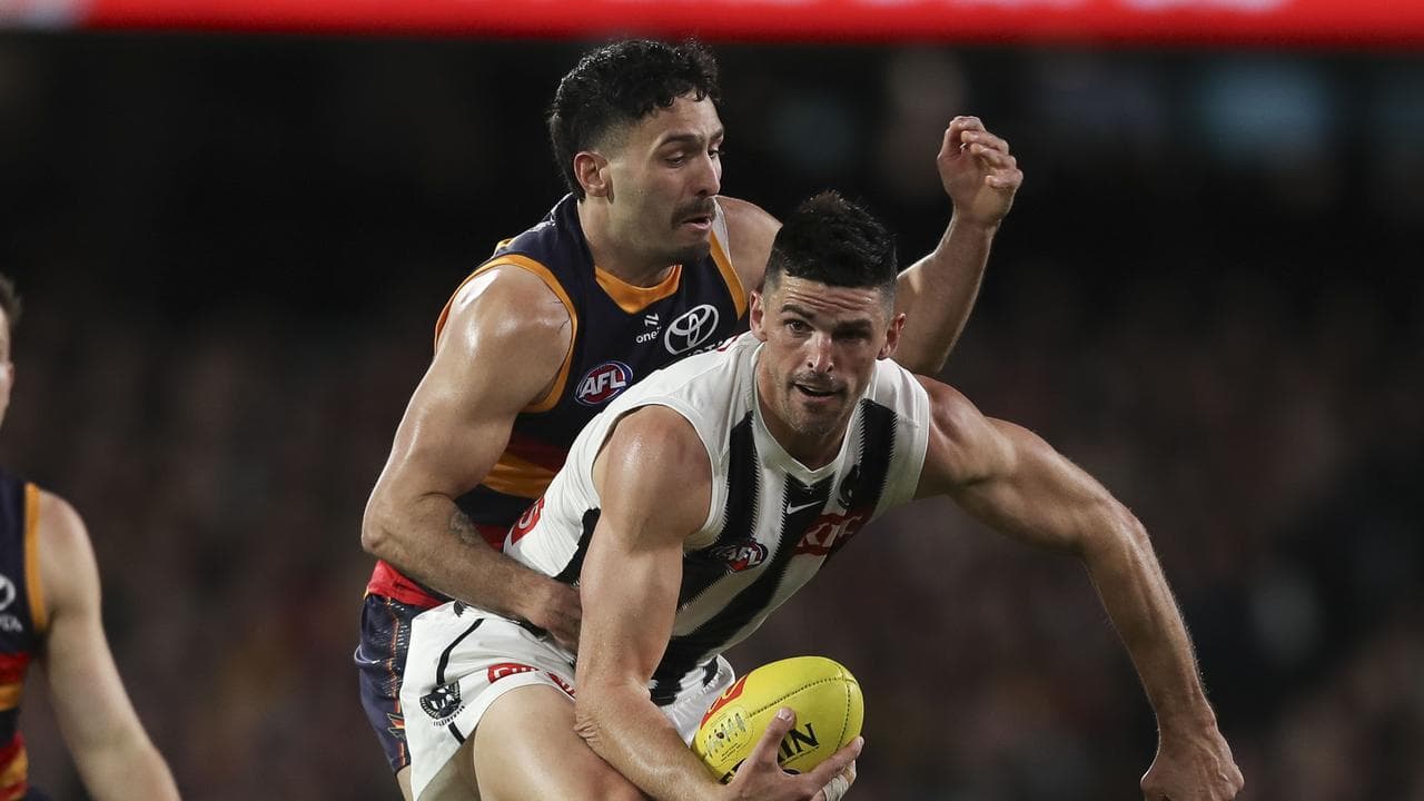 Izak Rankine tackles Scott Pendlebury.