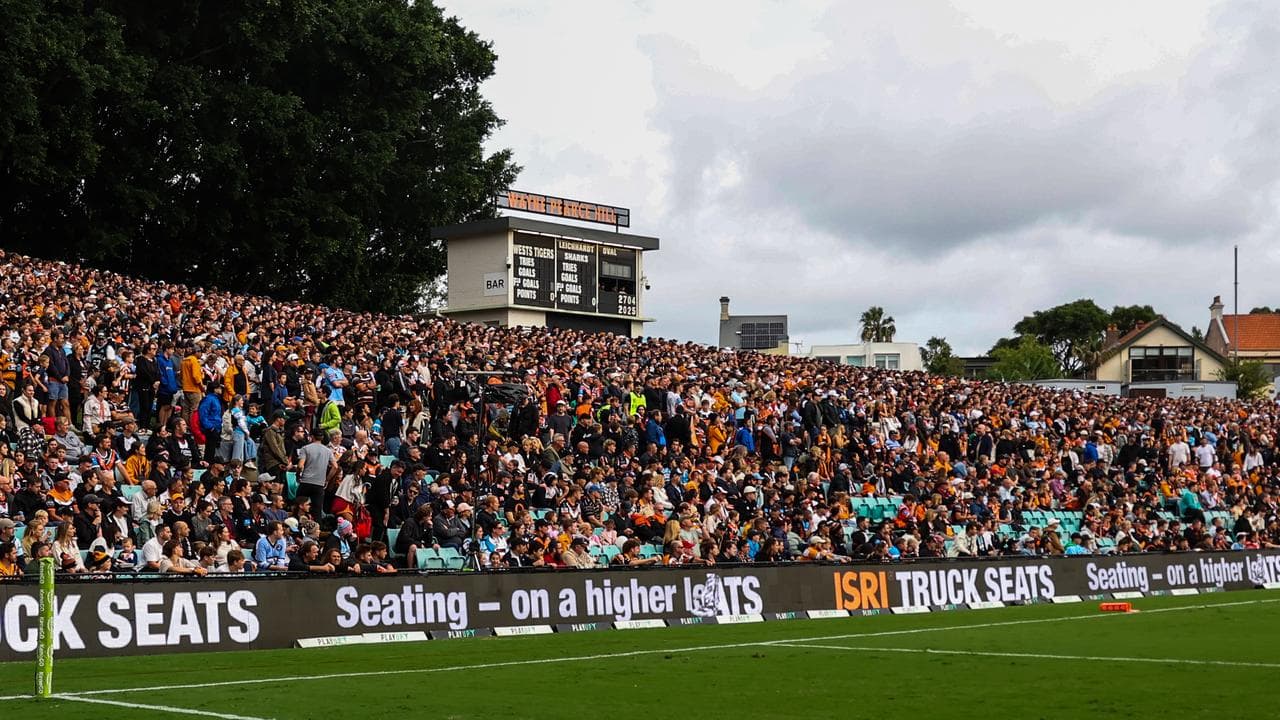 Wests Tigers fans on the Leichhardt Oval hill.